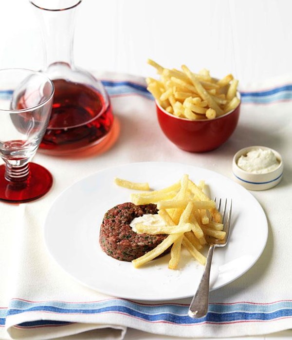 Steak tartare with horseradish cream and shoestring fries