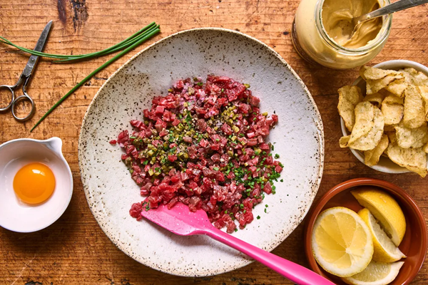 Steak tartare with potato chips