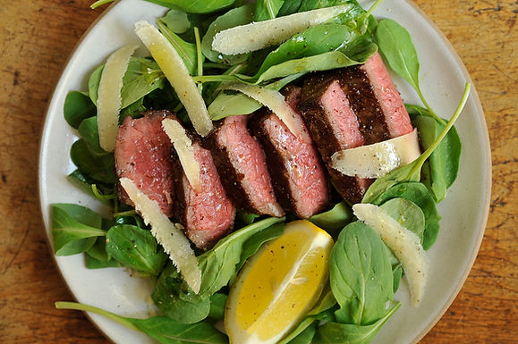 Steak with arugula, lemon and Parmesan