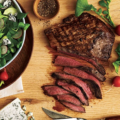 Steak with cucumber-radish salad