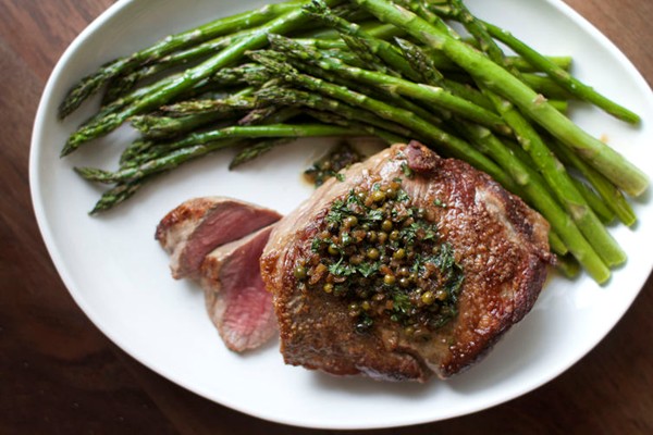 Steak with green peppercorns and roasted asparagus