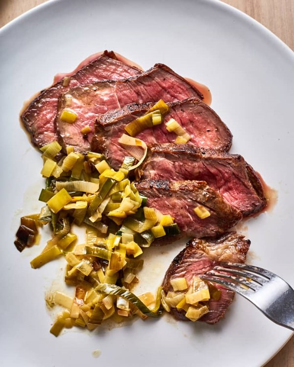Steak with melted leeks