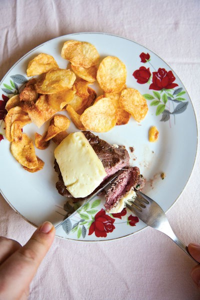 Steak with melted mozzarella (Filé marajoara)