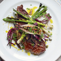 Steak with onion and caper salad