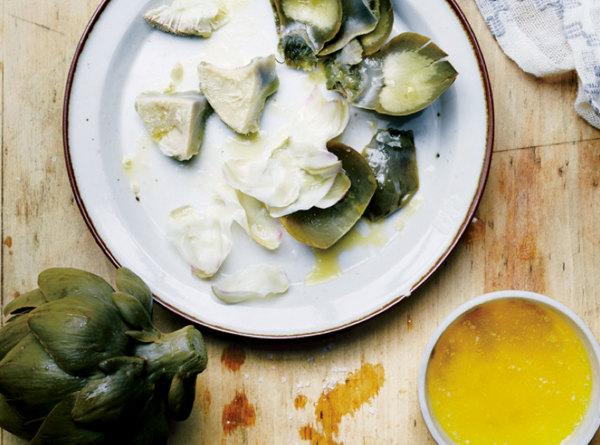 Steamed artichokes with garlic butter