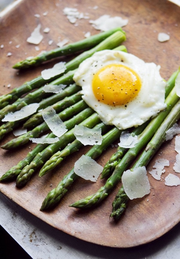 Steamed asparagus with fried eggs and pecorino