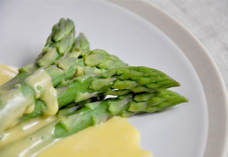 Steamed asparagus with Hollandaise sauce (Asperges sauce Hollandaise)