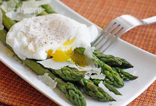 Steamed asparagus with poached eggs