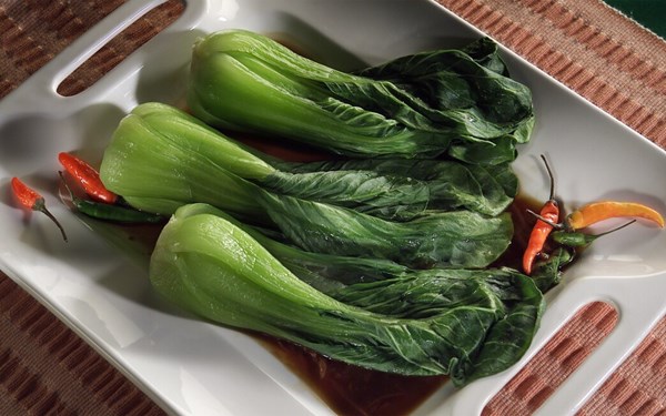 Steamed bok choy with Thai sauce 