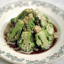 Steamed broccoli with soy and garlic