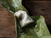 Steamed candied coconut sweets (Khanom hawng)