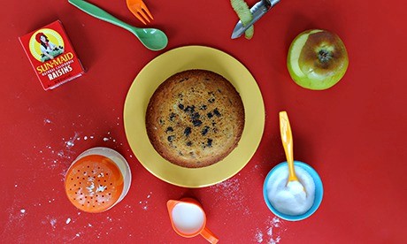 Steamed caramel and raisin pudding