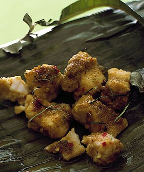 Steamed catfish in banana leaves (Hor neung pla duk)