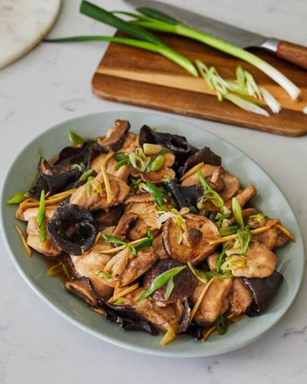 Steamed chicken with shiitake and wood ear mushrooms 