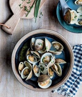 Steamed clams in sake and butter broth (Asari no sakamushi)