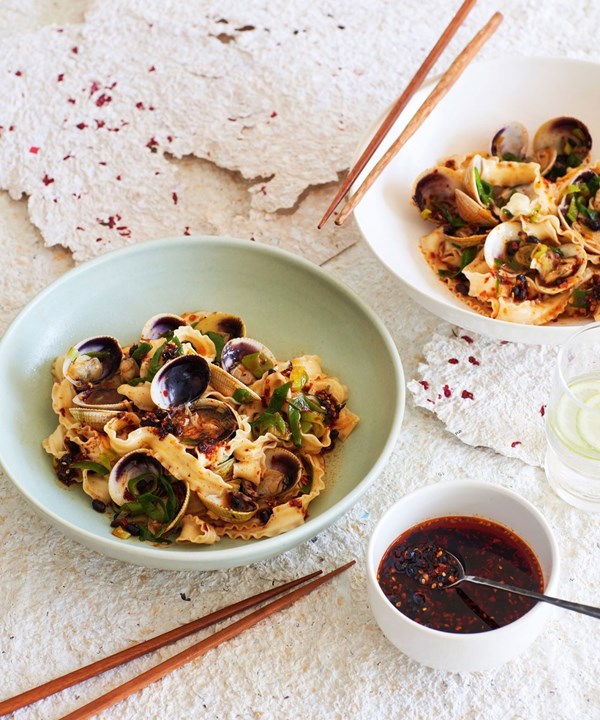 Steamed clams or mussels with chilli bean sauce and noodles