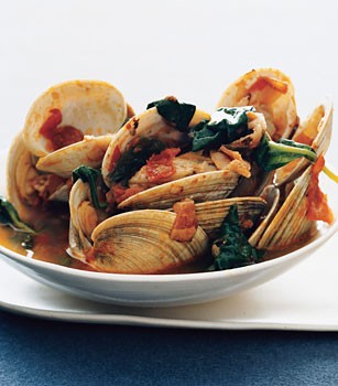Steamed clams with bacon, tomato and spinach