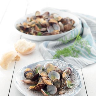Steamed clams with fennel (Impetata di vongole al finocchietto)