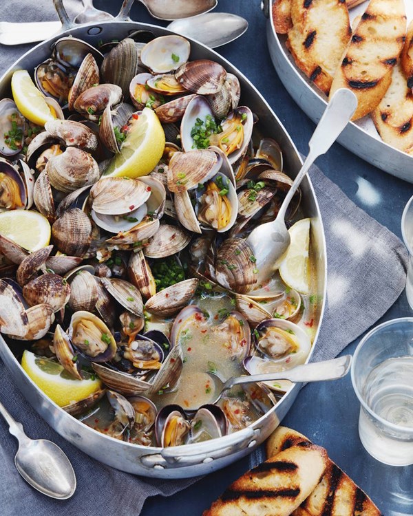 Steamed clams with garlic and chives