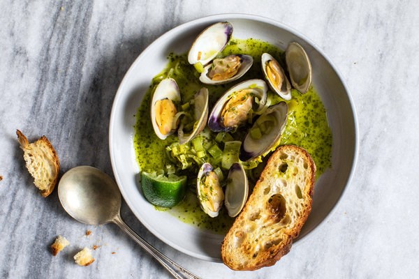 Steamed clams with garlic-parsley butter and leeks