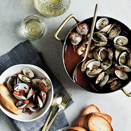 Steamed clams with white wine and tomatoes
