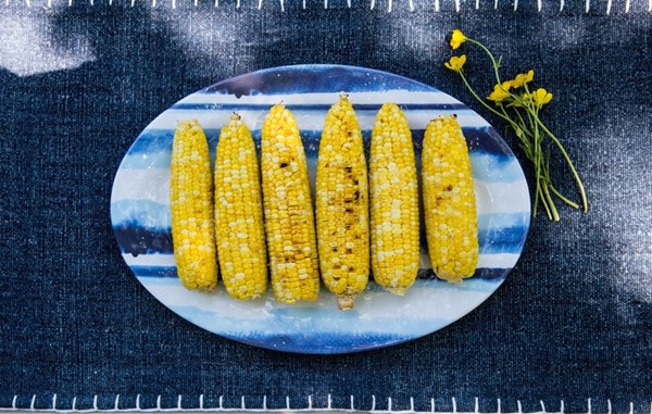 Steamed corn on the grill