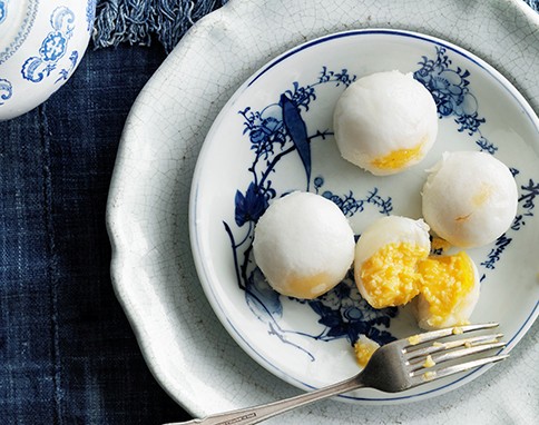 Steamed custard buns