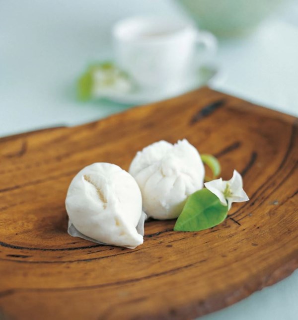 Steamed dim sum chicken buns