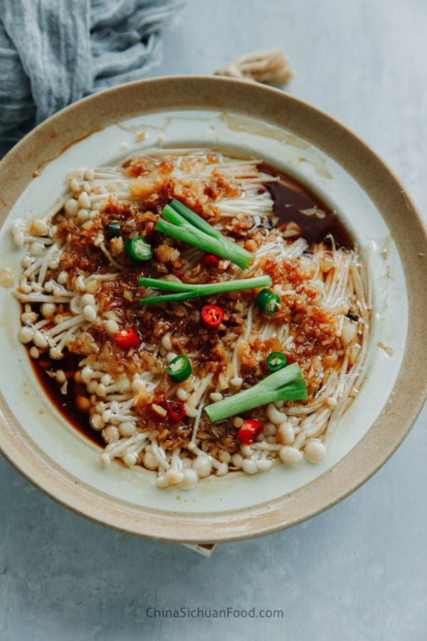 Steamed enoki mushrooms
