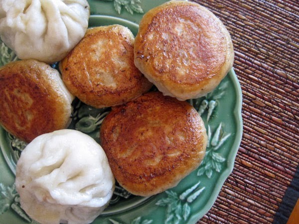 Steamed-fried buns (Shuǐjiān bāo / 水煎包)