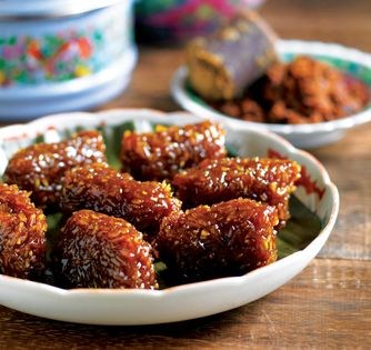 Steamed glutinous rice drenched in gula melaka syrup (Kueh wajek)