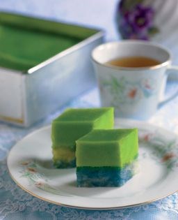 Steamed glutinous rice topped with coconut and egg custard (Putri sarlat)