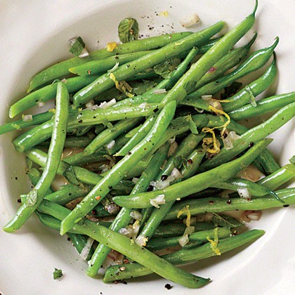 Steamed green beans with lemon-mint dressing