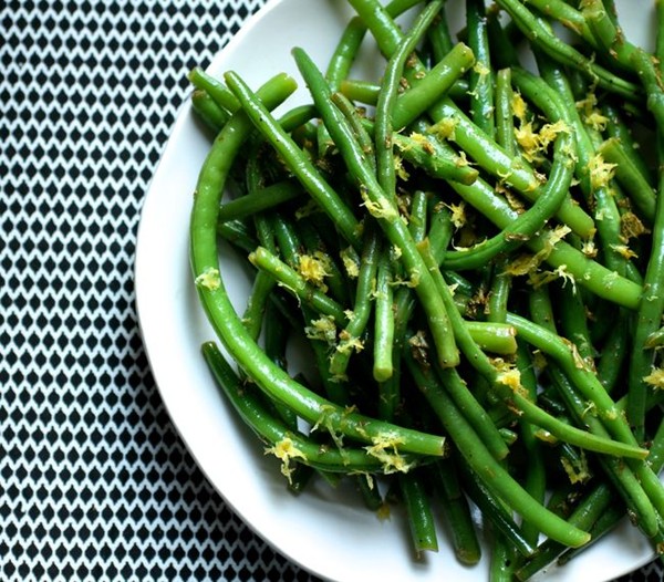 Steamed green beans with lemon-mint dressing