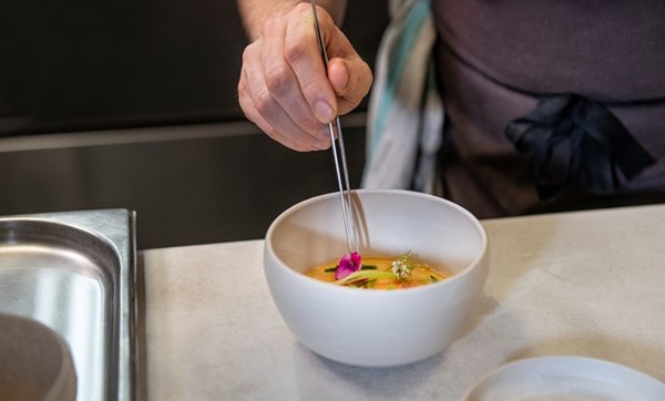 Steamed langoustine with seaweed salad and custard of the shell