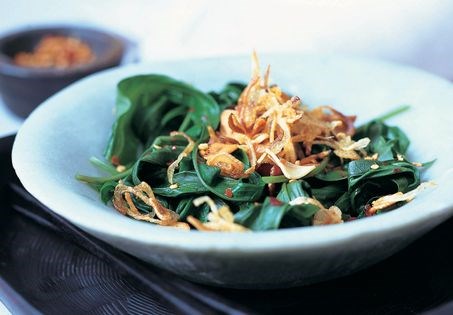 Steamed morning glory with fried garlic and shallots