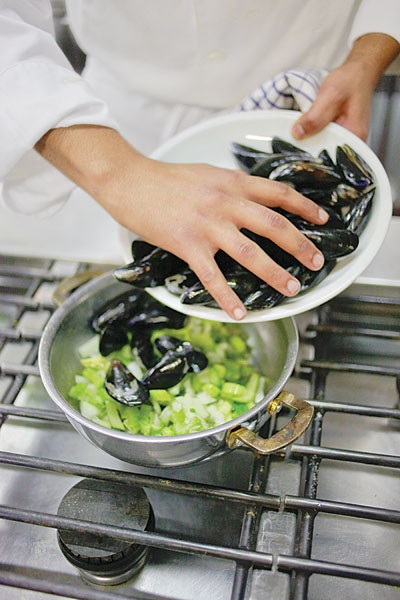 Steamed mussels and fries (Moules frites)