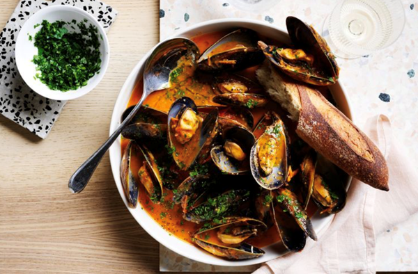 Steamed mussels, cherry tomato and garlic stew