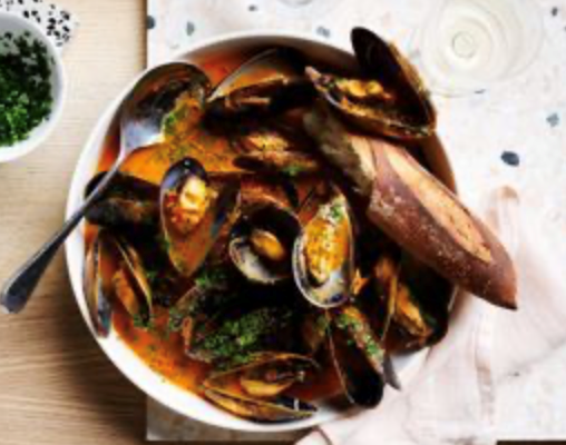 Steamed mussels, cherry tomato and garlic stew