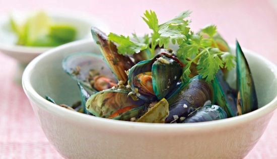 Steamed mussels in lemongrass and basil