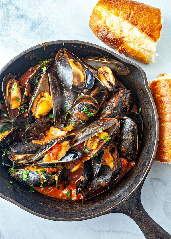 Steamed mussels in tomato sauce
