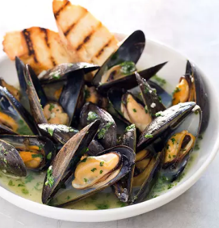 Steamed mussels in white wine with parsley