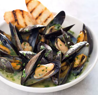 Steamed mussels in white wine with tomato and basil