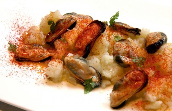 Steamed mussels with bay leaf, pimentón, and potato (Mejillones a la Gallega)