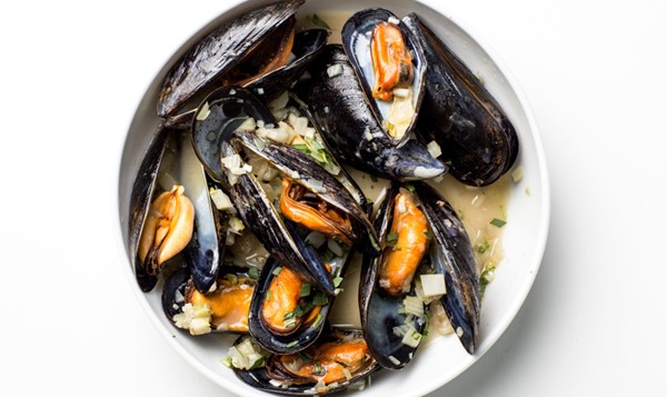 Steamed mussels with fennel and tarragon