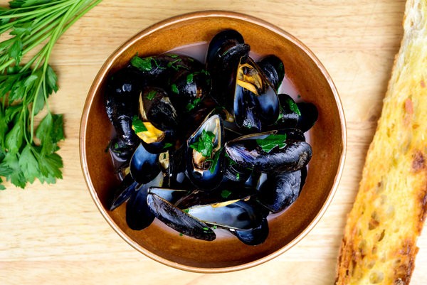 Steamed mussels with garlic and parsley