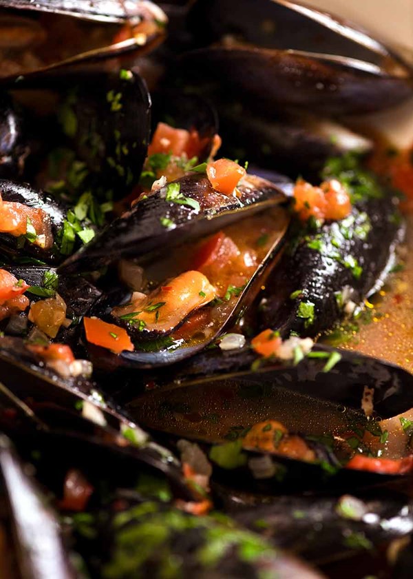 Steamed mussels with garlic white wine sauce