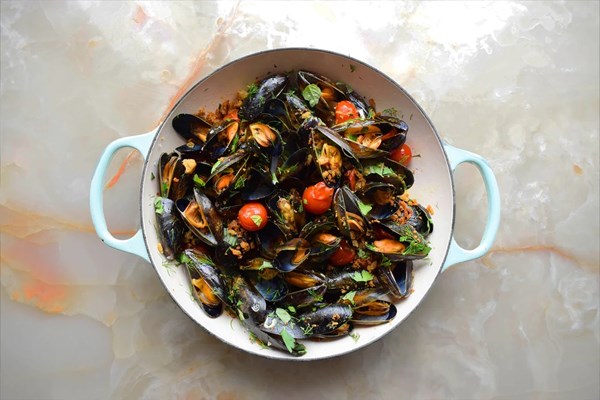 Steamed mussels with herbs and crisp breadcrumbs