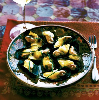 Steamed mussels with lemon-saffron sauce