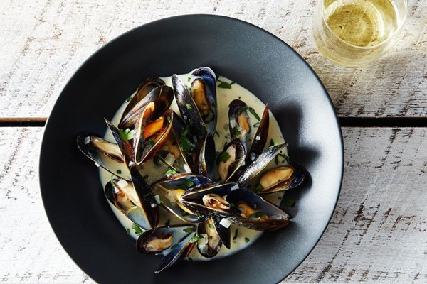 Steamed mussels with mustard sauce (Mussels Dijonnaise)